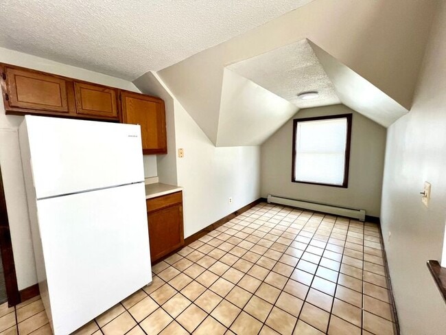Building Photo - 892 St James Ave