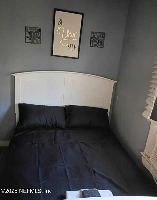 Building Photo - 1461 W 5th St