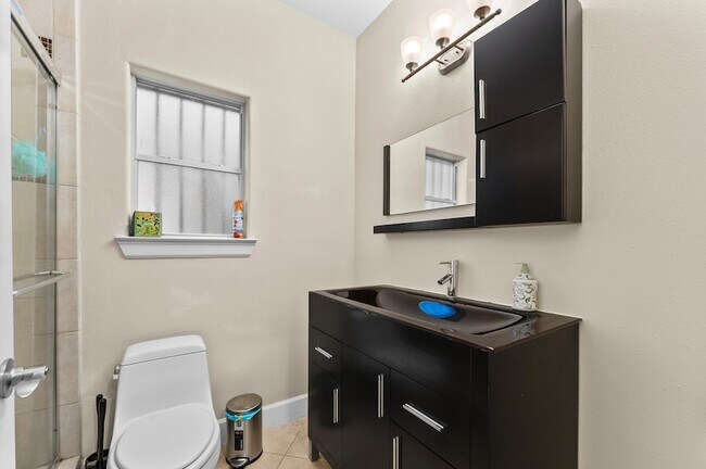 Building Photo - 3045 Clinton Dr