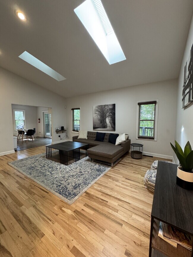 Building Photo - Fairview home 5 bedroom 3 1/2 bathroom home