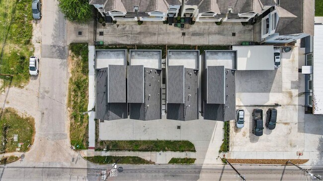 Building Photo - 2426 Ella Blvd