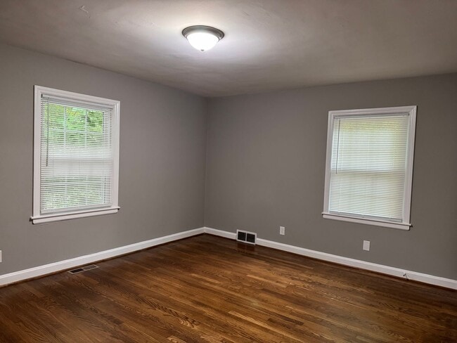 Building Photo - 3 bedroom 1 bath home, located in the Greystone area!
