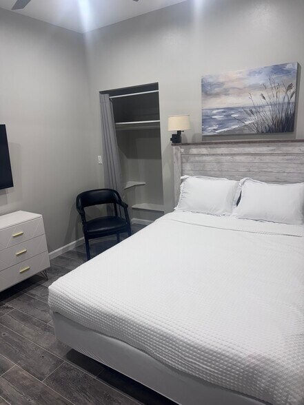 Building Photo - 6615 Tippin Ave