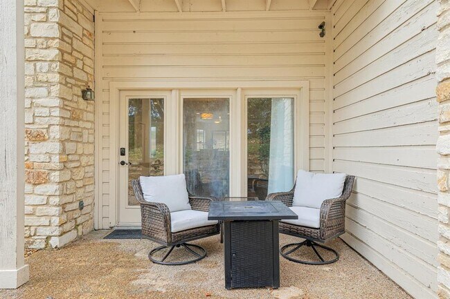 Building Photo - 2201 Lakeway Blvd