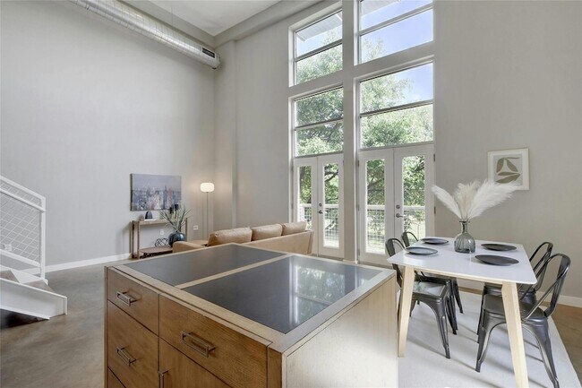 Building Photo - 1601 E Cesar Chavez St