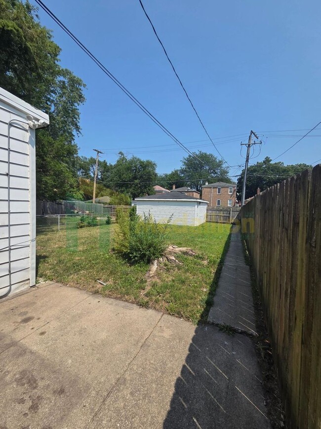 Building Photo - Charming 4BR Home with Spacious Layout, Mo...