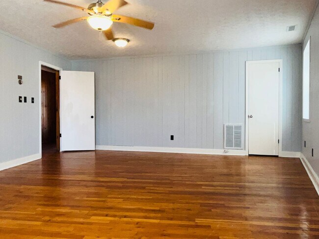 Building Photo - Beautiful 2 bedroom 1.5 bathroom apartment in Downtown Hogansville! Must see!