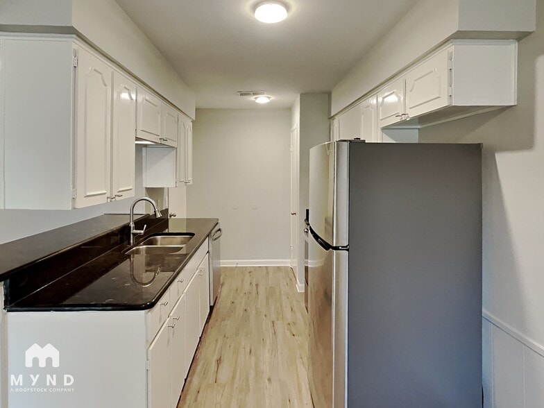 Building Photo - 14839 Greenvalley Dr