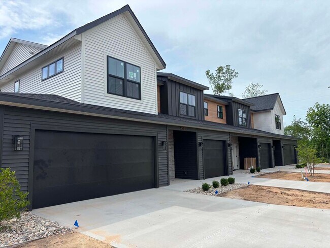 Building Photo - Brand-New Townhomes Near 5 Mile & East Beltline