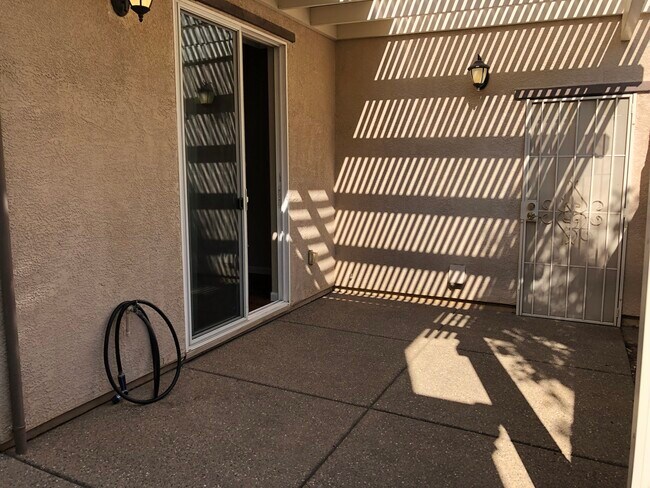 Building Photo - 70 Chambord Way