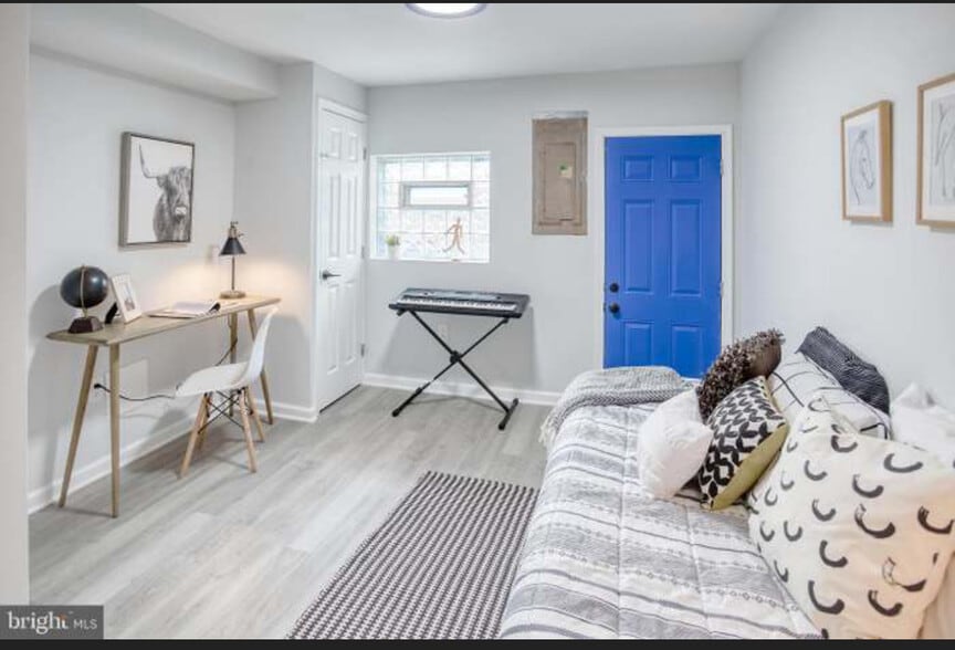 Private entrance room. - 608 Oldham St