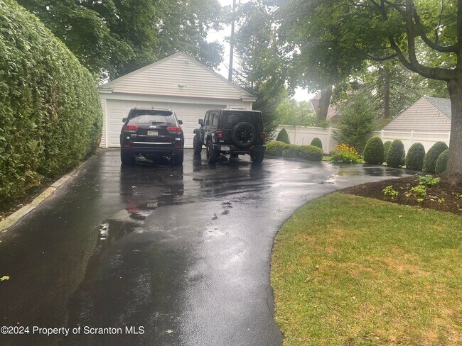 Building Photo - 1008 Electric St