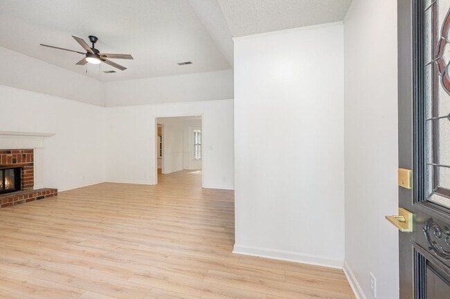 Building Photo - Charming 2-Bedroom Home with Sunroom in th...