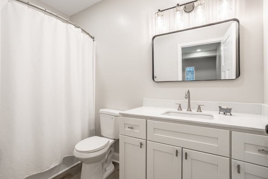 Building Photo - 108 W Main St