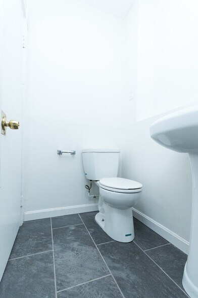 Building Photo - 25 Oakwood St