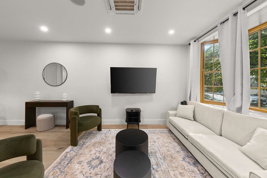 Building Photo - 10 Hausman St