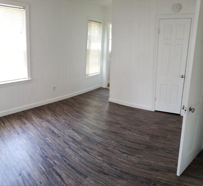 Building Photo - Cute Remodeled 1/1 with storage shed and l...