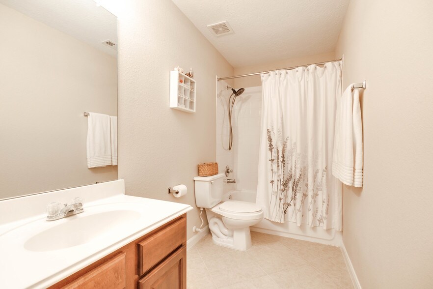Full bath - 2635 Skyview Knoll Ct