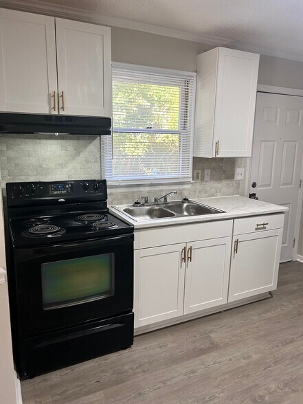 Building Photo - 2204 Delta Pl