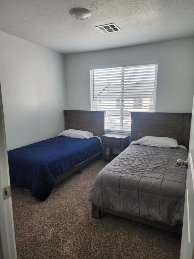 Building Photo - Northfield Townhome for Rent $1880 mo.