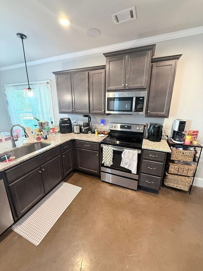 Building Photo - 4 BR/ 4BA Home Located on MLK