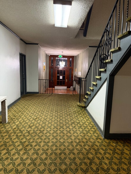 Building Photo - 636 N Plymouth Blvd