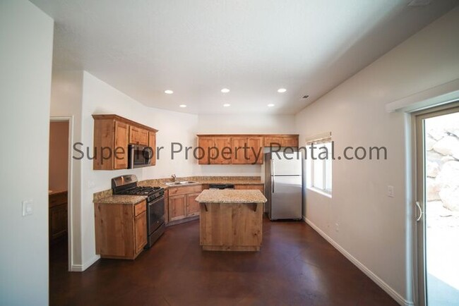 Building Photo - 3 bed, 2.5 bath town house