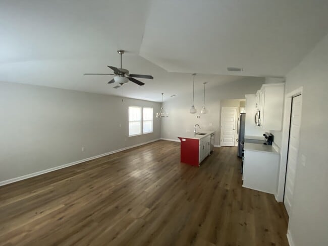 Building Photo - 401 Raven Ln