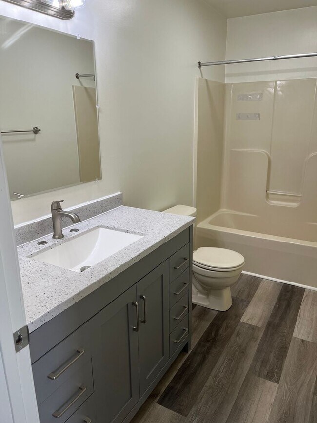 Building Photo - 4 Bedroom 2 Bathroom 1st Floor