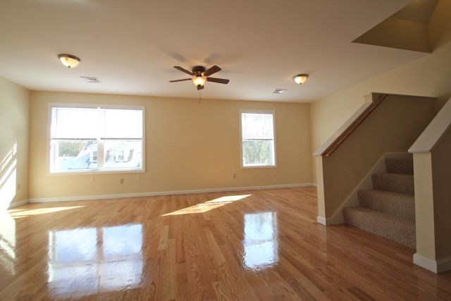 Building Photo - 204 River View Ln