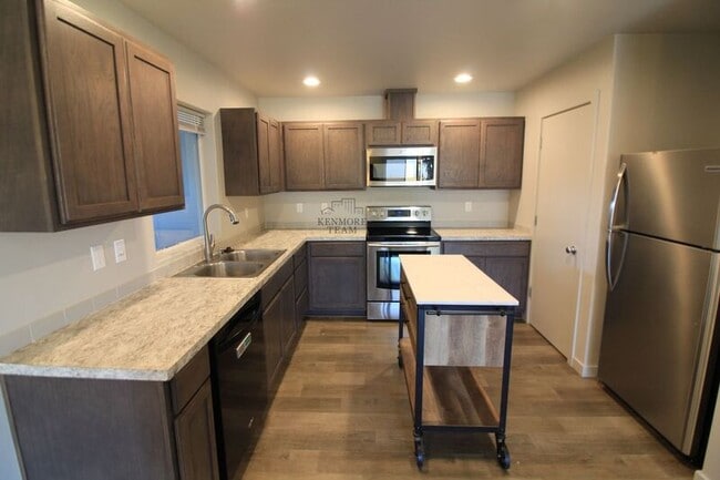 Building Photo - 605 S Cedar Ave