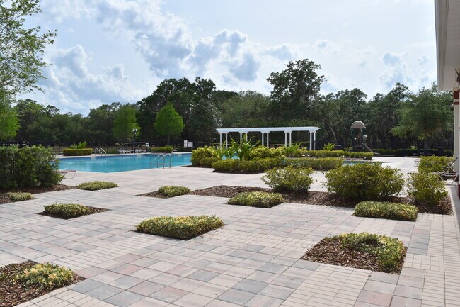 Building Photo - Beautiful Lake View Condo in a Prime Location