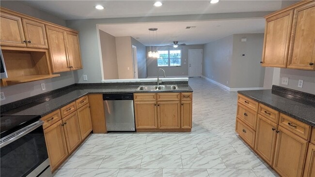 Building Photo - 795 Rolling Hill Dr