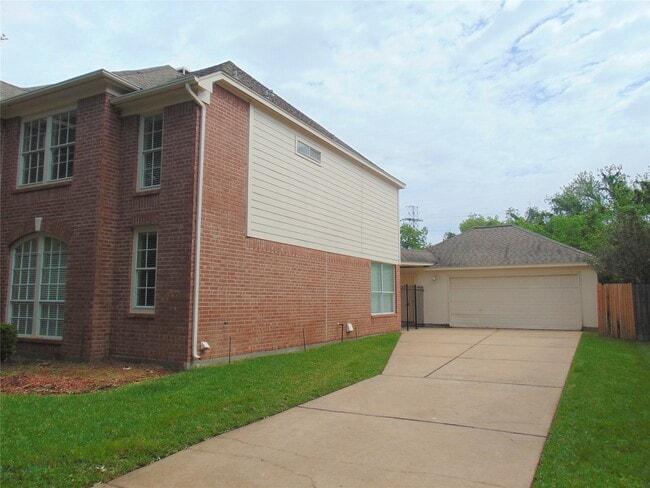 Building Photo - 1739 Lakewinds Dr