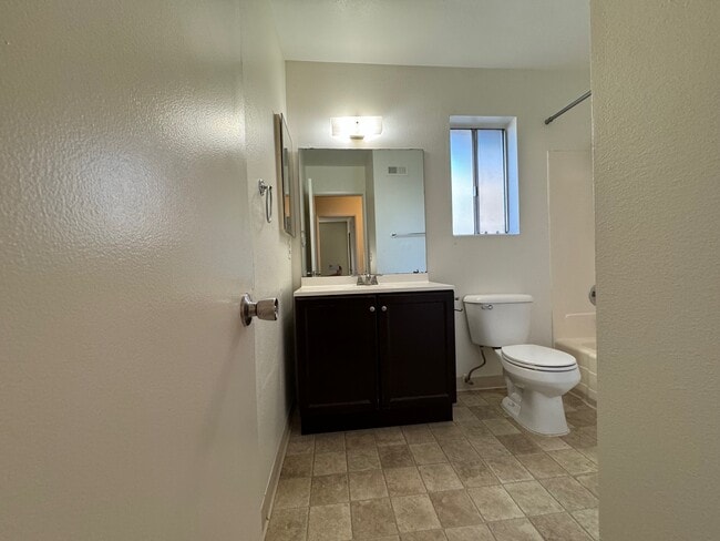 Building Photo - 1039 W Lincoln Ave