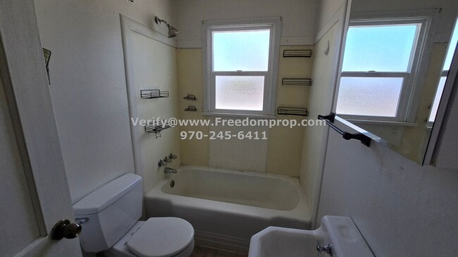 Building Photo - Cute and Centrally Located 2 Bedroom 1 Bat...