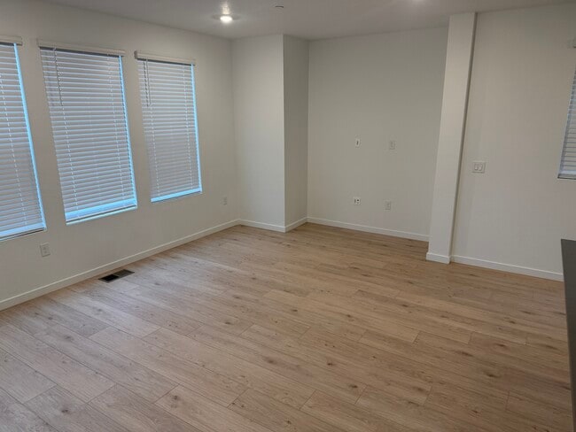Building Photo - 537 Nightsky St