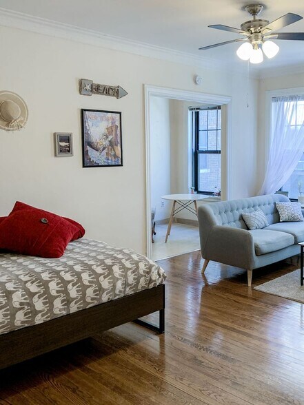 Building Photo - 627 W Melrose St