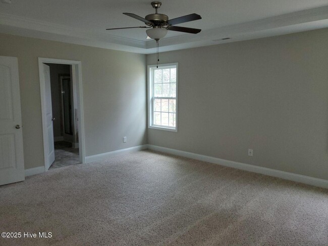 Building Photo - 560 Hampstead Pl