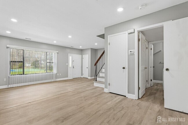 Building Photo - 1216 Thomas Ave