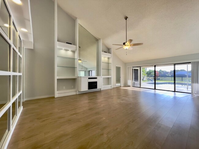 Building Photo - 208 E River Park Dr