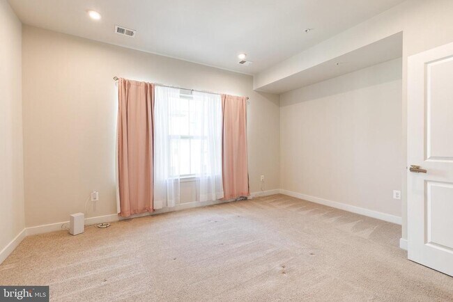 Building Photo - 228 S Newkirk St