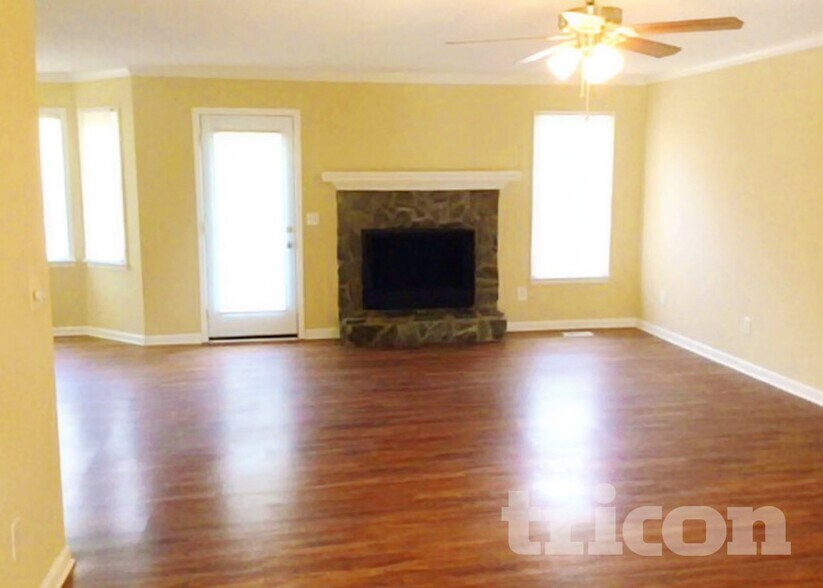 Building Photo - 204 Woodchase Ln