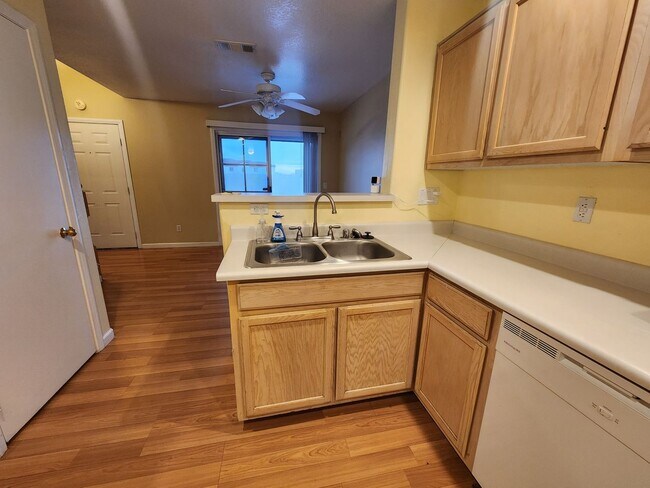 Building Photo - Modern Comfort in the Heart of Summerlin!