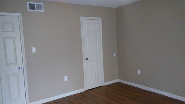 Building Photo - Spacious 3 Bedroom Townhome