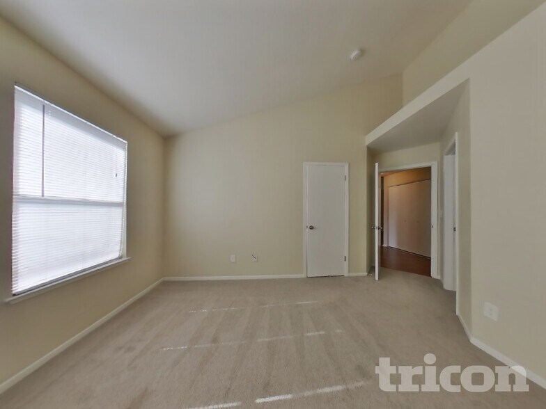 Building Photo - 715 Lotz Way