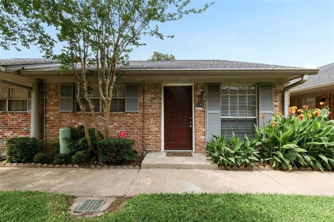 Primary Photo - 233 W Tri Oaks Ln