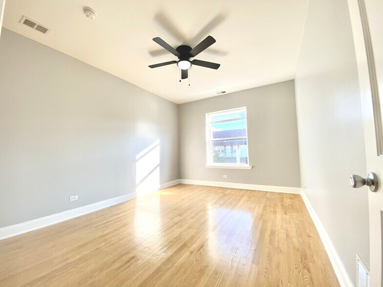 Building Photo - 1012 W Sunnyside Ave