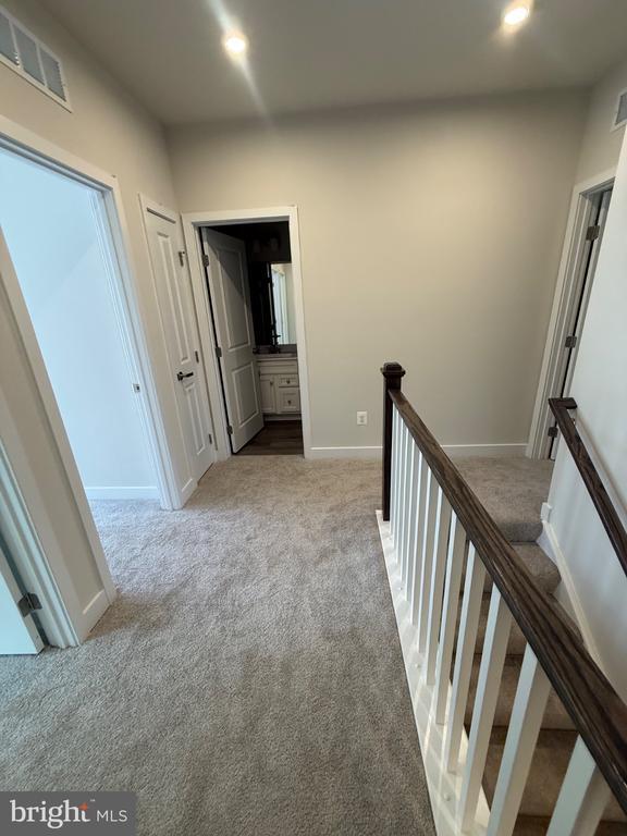 Building Photo - 8144 Foxwood Dr