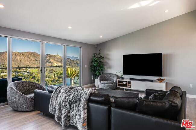 Building Photo - 7191 Pacific View Dr